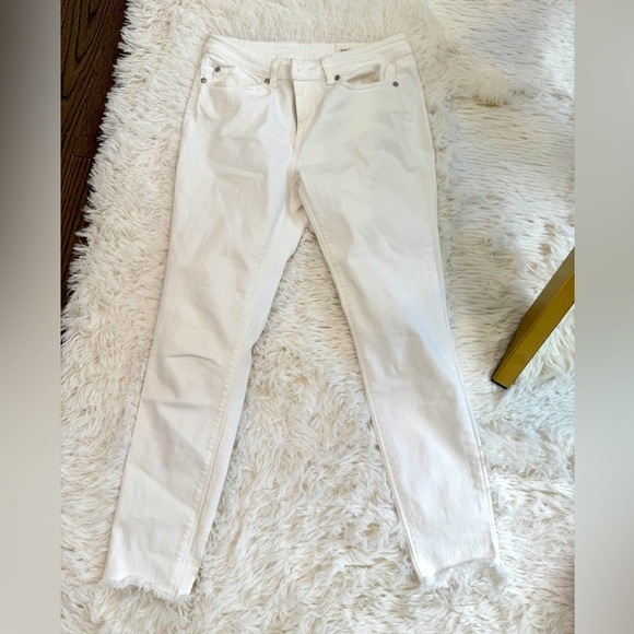Vince Camuto Denim - Vince Camuto white jeans w Freyed edge, size 27/4